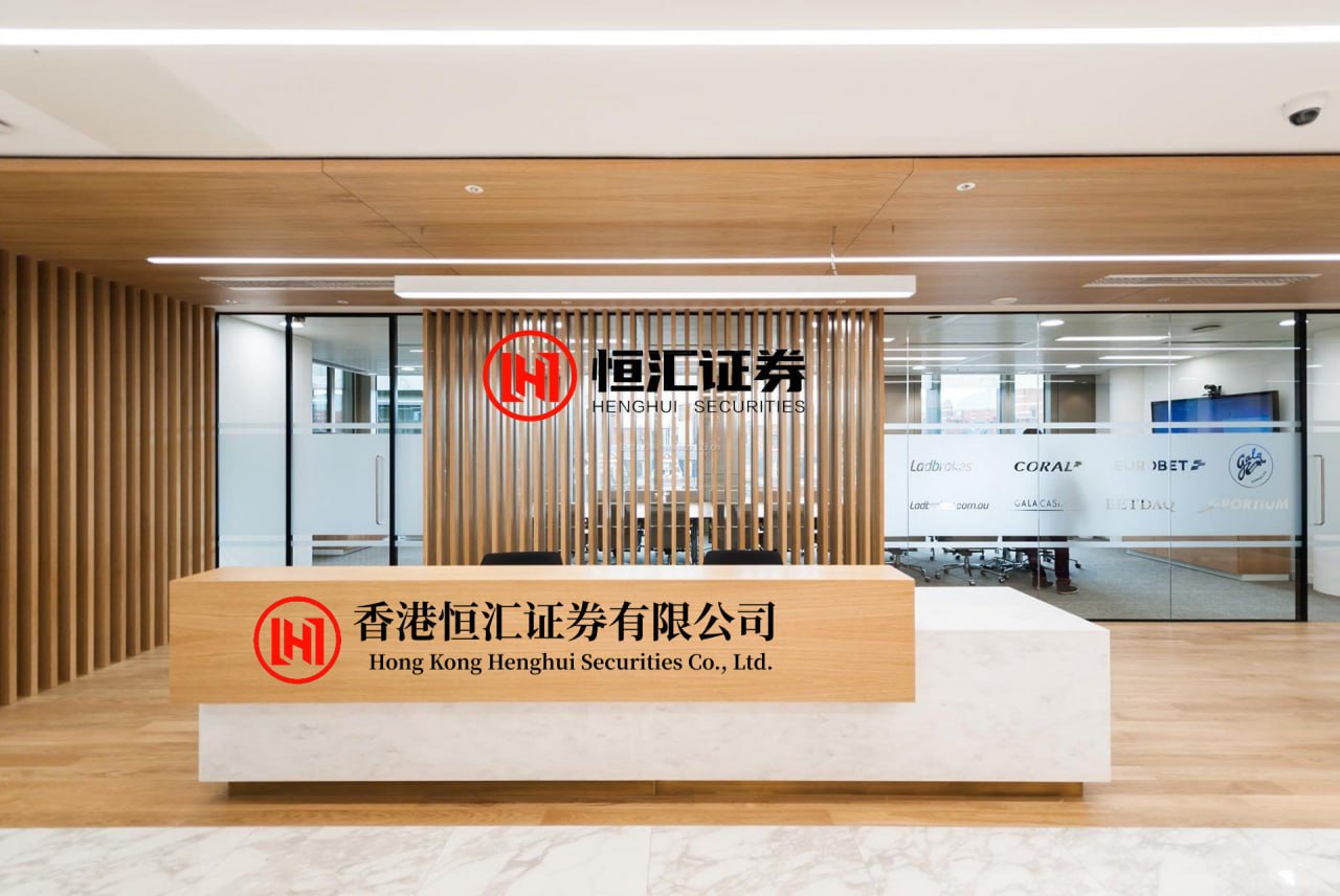 股速查 奚梦瑶大姑姐、37岁的何超盈在豪宅内庆生，满头黄发乱糟糟的，气质不像